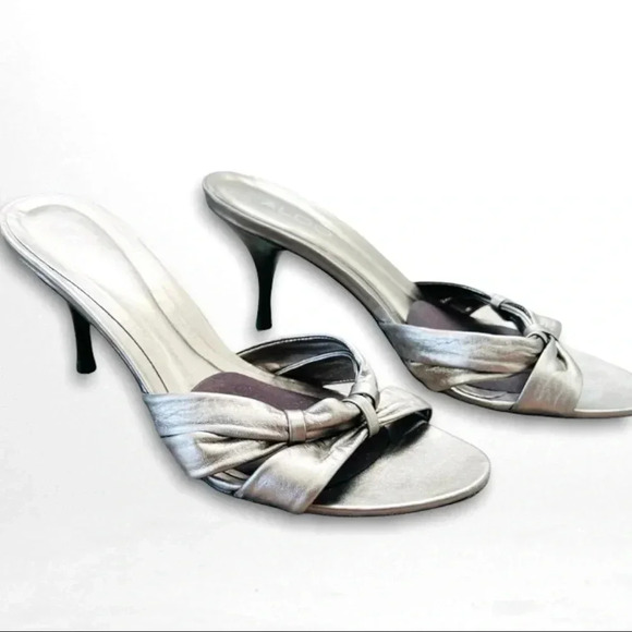 ALDO WHITE GOLD LEATHER FLIP SANDALS KITTEN HEELS BOW IN FRONT SLIP ON 39 - Picture 1 of 10